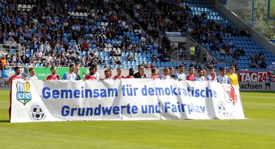 Unter den Augen des kurzfristig angereisten sächsischen Ministerpräsidenten Michael Kretschmer (CDU) zeigten die Spieler beider Regionalliga-Teams vor dem Anpfiff ein Plakat mit der Aufschrift «Gemeinsam für demokratische Grundwerte und Fairness».