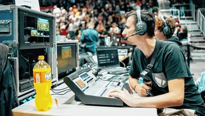 Höppners Geschäftspartner Christian Kanew schneidet die Bilder der drei Kameras während der Liveübertragung in der Halle zusammen.