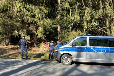Die Polizei ist erneut in dem Wald- und Altbergbaugebiet in Frohnau auf der Suche nach dem vermissten Erzgebirger.