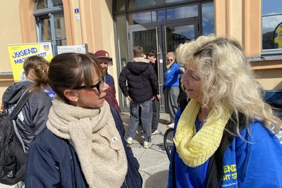 Claudia Schlenther (rechts) im Gespräch mit Josephine Hendel, Leiterin der Weinhold-Oberschule. In der Schule lernen zwei künftige Jugendbeiräte.