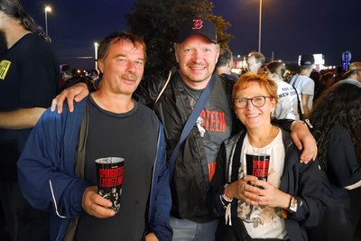 Reporter Christian Schubert (Mitte) traf Annegret Mehl und ihren Mann Mario Mehl beim Konzert von Bruce Springsteen in Prag.