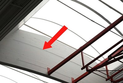 Risse in den Holzleimbindern