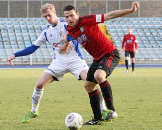Im Testspiel gegen den Regionalligisten FC Carl Zeiss Jena vor einer Woche konnten Marc Hensel (rechts) und der Chemnitzer FC nicht so richtig überzeugen. Sören Eismann und sein seine Jenaer Teamkollegen trotzten den Chemnitzern ein 2:2 ab. 