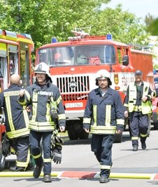 Einsatzkräfte beim Großbrand in Großschirma auf dem Weg zum DRK-Versorgungspunkt. 