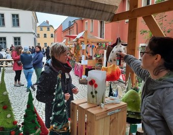 Statt im Spiegel konnten sich die Kunden am Stand von Monika Melzer aus Scheibenberg (r.) mit neuem Schal auf Selfies bewundern. 