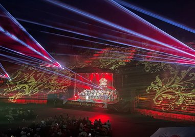 Die Tribünen der Waldbühne Schwarzenberg werden als Projektionsfläche genutzt.