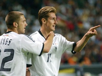 Der dreifache Miroslav Klose (r) beim höchsten deutschen WM-Sieg. (Archivbild) 