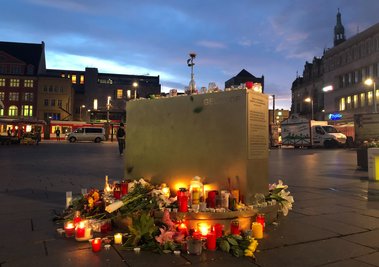  Blumen und Kerzen liegen nach dem Angriff auf die Synagoge in Halle mit zwei Toten am Vortag am Geoskop auf dem Marktplatz.