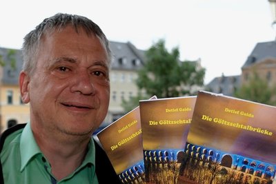 Detlef Gaida mit seinem Büchlein "Die Göltzschtalbrücke". Die 36 Seiten nehmen die Aufwertung des "achten Weltwunders" ins Visier. 