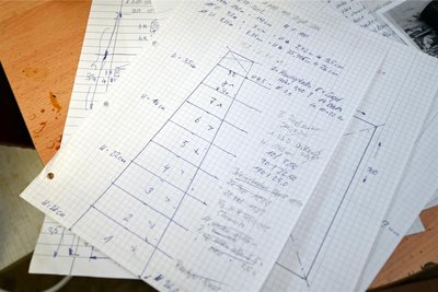 Die Bauunterlagen für das Modell der Halsbrücker Esse: Der Freiberger Volker Heinrich hat getüftelt und berechnet.