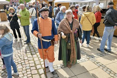 Waren im Kostüm unterwegs Theo Förster von der Stadtwache (l.) und Uta Christ als Bettlerin.