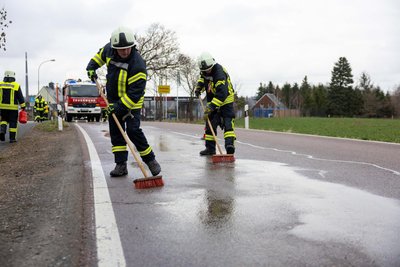 Schrubben angesagt: Zu einer Ölspur wurde die Freiwillige Feuerwehr Halsbrücke am Sonntag gerufen.