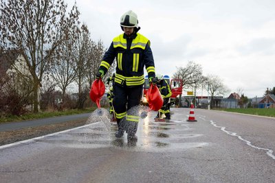Die Kameraden der Feuerwehr Halsbrücke begannen mit der Reinigung der Straße in Halsbrücke, bis die Ölwehr kam.