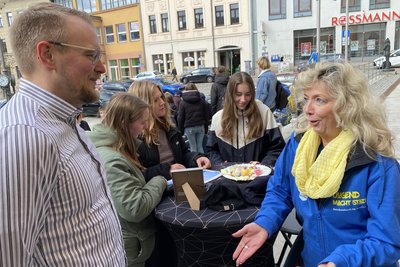 Momentaufnahme vor dem Rathaus – diesmal mit Mark Büdeker von der Hansa-Handelsschule.