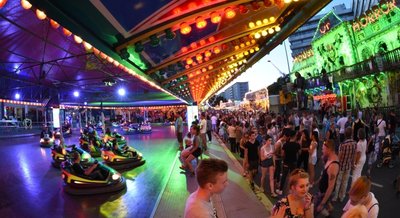  Das Chemnitz Stadtfest: Als in den Abendstunden die Hitze nachließ, wurde es voll in der Innenstadt. Vor allem entlang der Schaustellermeile auf der Brückenstraße schoben sich die Besucher dicht an dicht zwischen den Fahrgeschäften hindurch. Tagsüber war bisweilen deutlich weniger los. 