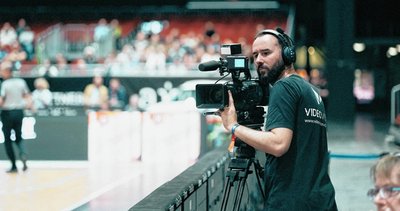 Thomas Höppner an der Kamera. Mit seiner Firma Videovision überträgt er die Heimspiele der Niners im Europe Cup live ins Internet. 