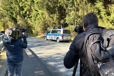 Begleitet wurde der Polizeieinsatz am Dienstag erneut von zahlreichen Medienvertretern.