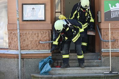 Eine bislang unbekannte Substanz, die am Wettiner Platz in Aue verschüttet wurde, hat einen Einsatz von Feuerwehr und Polizei ausgelöst.