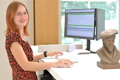 Sarah Vogel ist als Bibliotheksmitarbeiterin für Service und Information zuständig. Das Haus verfügt über rund 720.000 Bücher, Zeitschriften und andere Medien.