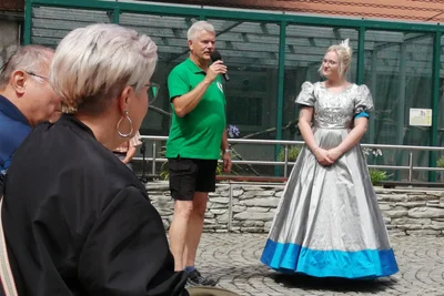 Tino Steglich, der Vorsitzende des Tierpark-Fördervereins, - hier mit Silberstadtkönigin Laura I. - sprach zu den Gästen.