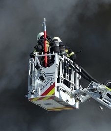 Ein Übergreifen der Flammen auf die angrenzende Halle konnte verhindert werden. 