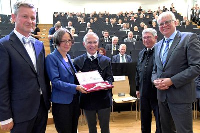 Wissenschaftsstaatssekretär Andreas Handschuh (von links), Bibliothekschefin Susanne Kandler, TU-Kanzler Jens Then, Rektor Klaus-Dieter Barbknecht und Sachsens Finanzminister Hartmut Vorjohann bei der symbolischen Schlüsselübergabe für die neue Unibibliothek mit Hörsaalzentrum der Bergakademie Freiberg.