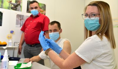 Jasmin Rudolph hat am Donnerstag eine der letzten Spritzen im Impfzentrum Mittweida gesetzt, hier im Bild mit René Illig (l.), dem Leiter der Einrichtung, und Apotheker Konrad Mühmel, der über 100.000 Spritzen aufgezogen hat.