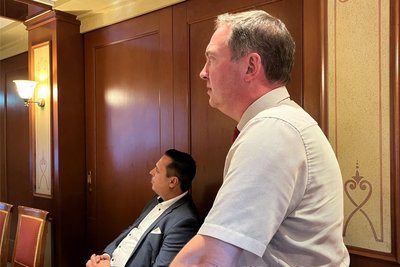 Jörg Markert (r.), CDU-Direktkandidat im Wahlkreis 16/Erzgebirge 5, und Rico Anton, CDU-Kreisvorsitzender und Landrat des Erzgebirgskreises, verfolgen im Marienberger Hotel Weißes Roß gebannt die ersten Prognosen.