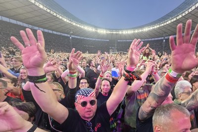 Begeisterung pur: Die Fans sorgen in den großen Stadien bei den Konzerten von US-Rock-Star Bruce Springsteen immer für große Stimmung. So wie hier neulich bei einem Konzert im Olympiastadion in Berlin.