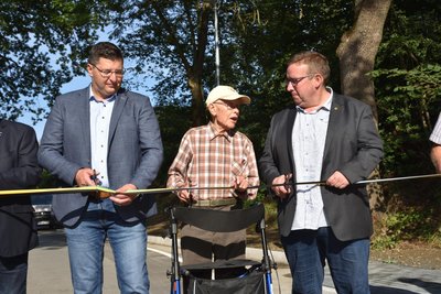 Ende einer langen Sperrung: Erst 2023 gaben Landrat Thomas Hennig (links) und Oelsnitz‘ OB Mario Horn (rechts) mit dem inzwischen verstorbenen ältesten Oberhermsgrüner Werner Göbel die Ortsdurchfahrt frei.