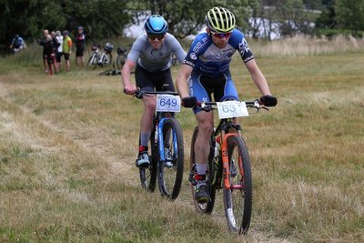 Sebastian Stark (vorne) setzte sich bei der Jubiläumsauflage des Kamm-Bike-Cross vor Mike Baumann (hinten) durch. 