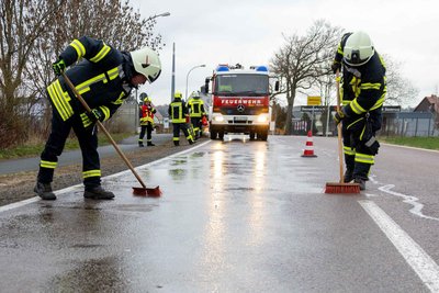 17 Feuerwehrleute waren wegen einer Ölspur in Halsbrücke im Einsatz.