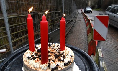 
              <p class="artikelinhalt">"Freie Presse" gratuliert dem Notfußweg an der Burgstädter Straße in Mittweida zum dritten Geburtstag. Dass nächstes Jahr eine vierte Kerze die Torte ziert, ist wahrscheinlich.</p>
            