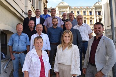Der Stadtrat von Markneukirchen - hier im Gruppenbild mit Bürgermeister Toni Meinel (rechts) - verzichtet bis 2029 auf Geldleistungen aus der Fraktionsfinanzierung.