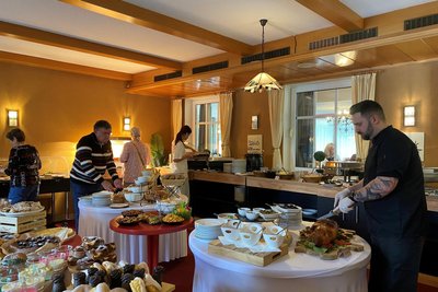 In einem Raum war das große Buffet mit mehreren Tischen aufgebaut.
