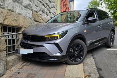 Der Fahrer des Opel blieb bei dem Unfall auf der Reichsstraße in Plauen unverletzt.