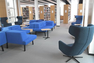 Zur neuen Universitätsbibliothek der TU Bergakademie Freiberg gehören auch Kommunikationsinseln. Hier ein Blick in den „blauen Saal“.