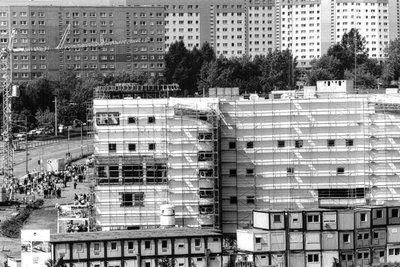 24. Juli 1998: Mit 80 Metern Länge und 40 Metern Breite hat das „Vita-Center“ an der Wladimir-Sagorski-Straße beeindruckende Ausmaße angenommen.