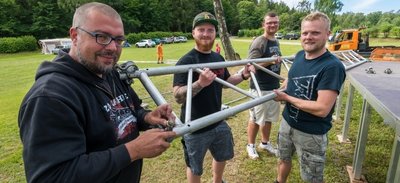 Marco Geidies, Martin Kraus, Sebastian Böttcher und Sebastian Zander (v. l.) packen bei den Vorbereitungen für "Rock auf dem Berg" seit Dienstag, hier beim Aufbau der Bühne, mit an. 