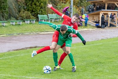 Anthony Kautzsch (l.), hier gegen Drebachs Paul Gärtner, setzte den Schlusspunkt beim 5:0-Sieg des SV Neudorf in Drebach.