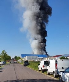 Die dicke dunkle Rauchwolke war weithin sichtbar. 