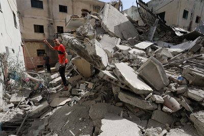 Ein Palästinenser untersucht in Dschenin im Gazastreifen nach einem israelischen Angriff Trümmer. Mit einem massiven Militäreinsatz hat Israel auf das Massaker der Hamas vom 7. Oktober vorigen Jahres reagiert, bei dem rund 1200 Menschen starben. Doch die Art der Kriegsführung stößt immer mehr auf Kritik.