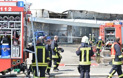 Ein Großaufgebot an Einsatzkräften rückte am Montag zum Großbrand einer Lagerhalle im Gewerbegebiet Großschirma an.