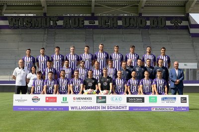 Das Team des FC Erzgebirge; hintere Reihe von links: John-Patrick Strauß, Tom Baumgart, Gaetan Bussmann, Erik Majetschak, Sören Gonther, Florian Ballas, Niklas Jeck, Ramzi Ferjani, Ognjen Gnjatic, Dirk Carlson; mittlere Reihe von links: Zeugwart Thomas Romeyke, Physiotherapeutin Marie Koch, Antonio Jonjic, Dimitrij Nazarov, Philipp Zulechner, Jan Hochscheidt, Felix Hache, Co-Trainer Tommy Jähnigen, Co-Trainer Björn Rosemeier, Co-Trainer Marc Hensel, Torwarttrainer Daniel Haas, Cheftrainer Aleksey Shpilevski, Vereinspräsident Helge Leonhardt; vordere Reihe von links: Paul Nowack, Nicolas Kühn, Soufiane Messeguem, Anthony Barylla, Martin Männel, Philipp Klewin, Ben Zolinski, Philipp Riese, Sascha Härtel, Franco Schädlich. oben eingeklinkt (von links): Clemens Fandrich, Malcolm Cacutalua, Tim Kips, Omar Sijaric. 