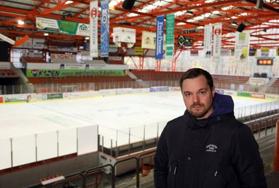Leere Ränge im Kunsteisstadion: Eispiraten-Geschäftsführer Jörg Buschmann befürchtet Einnahme-Ausfälle im sechsstelligen Bereich. 