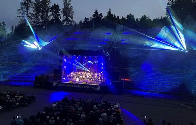 Tasten rockten die Waldbühne - eingebettet in ein faszinierendes Laserlicht und untermalt von jeweils passenden Bildern, die wiederum das Team der Laser Event Company (LEC) von Enrico Oswald aus Eibenstock beisteuerte.