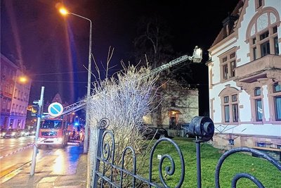 Die Drehleiter kommt zum Einsatz.
