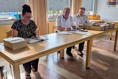 Anne-Katrin Münch, Michael Herklotz und René Ebert (von links) sowie Laura Hannemann (nicht im Bild) bildeten die Nachmittagsschicht im Wahllokal in Kleinrückerswalde.