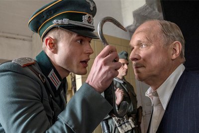 Murot (Ulrich Tukur, r.) und sein Adjutant von Strelow (Ludwig Simon) liegen über Kreuz.