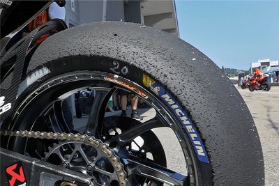 So sieht der Hinterreifen des 22-jährigen WM-Führenden Fabio Quartararo nach acht Minuten Fahrzeit im zweiten Training aus. In der Königsklasse MotoGP rüstet Michelin die Teams aus.
